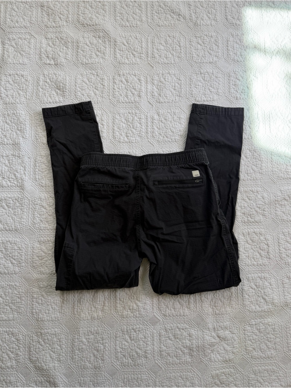 Vuori women’s Black  Jogger Pants that tie in the front
